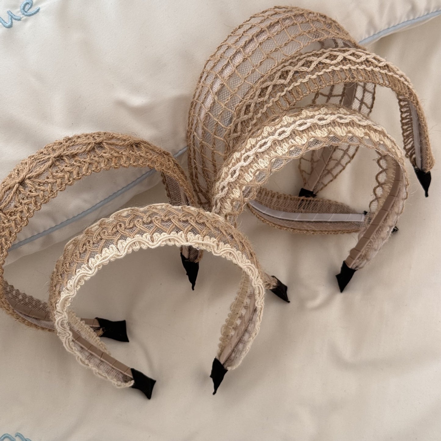 ボヘミアンリゾート 編み込みつば広ヘッドバンド カットアウトリネンニット ヘッドバンド